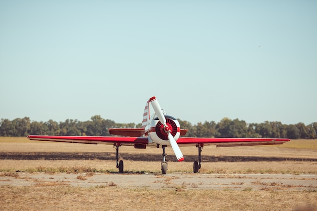 Pequeño avión deportivo en el aeropuerto.