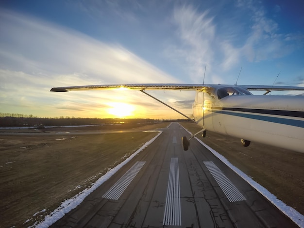 Pequeño avión despegando de la pista en un aeropuerto