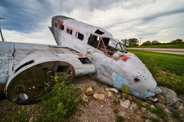 Pequeño avión estrellado abandonado en campos en un día nublado