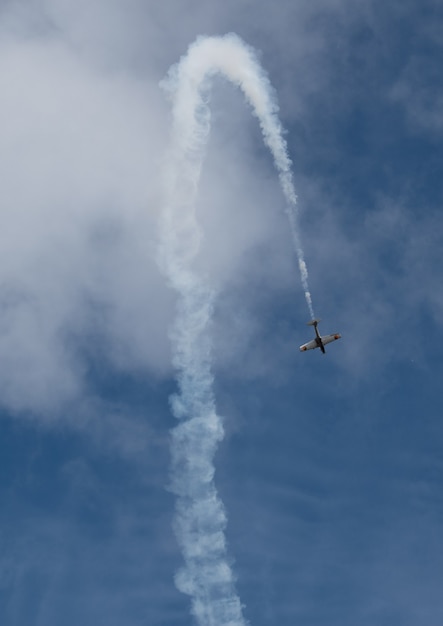 Pequeño avión retro, cielo azul claro