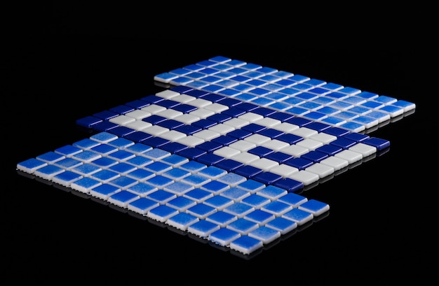 Pequeño azulejo de cerámica azul sobre un fondo negro, mayólica. para el catálogo