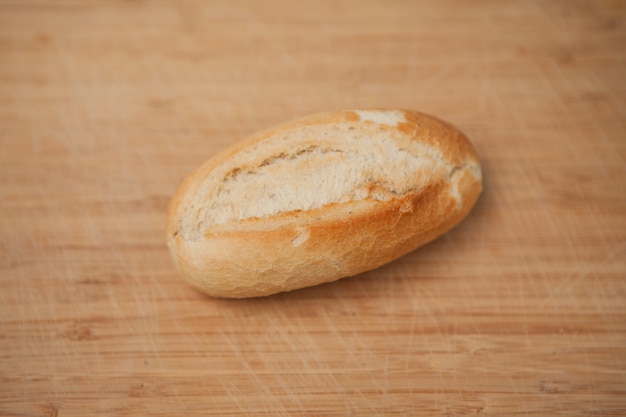 Pequeño baguette sobre la mesa