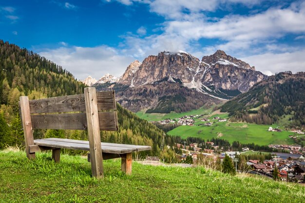 Pequeño banco de madera en los Alpes Dolomitas Italia Europa