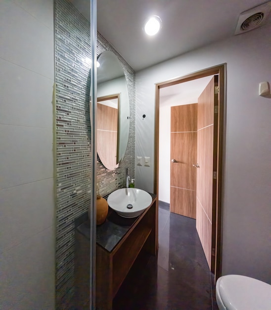 Pequeño baño de un apartamento decoración moderna elegante interior mexico