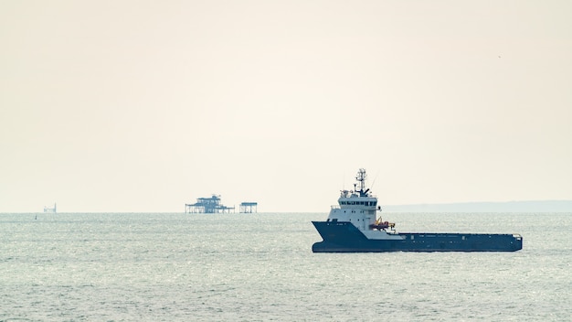 Pequeño barco en alta mar