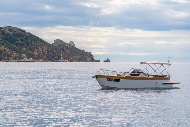 Pequeno barco de luxo navegando perto da linha costeira