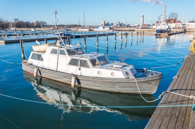 Pequeno barco de pesca na doca com cordas na baía