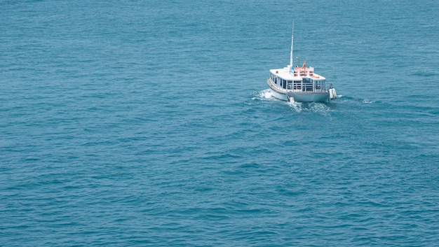 Pequeno barco navegando pelo mar Mediterrâneo