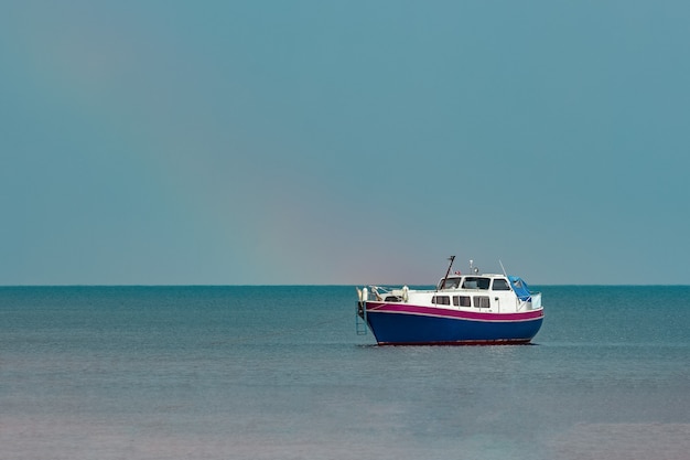 Pequeño barco de pasajeros azul amarrado en la bahía del mar Báltico