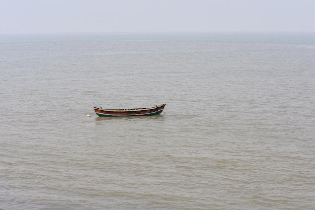 Pequeño barco de pesca en el mar. hermoso bote pequeño con fondo de luz natural.