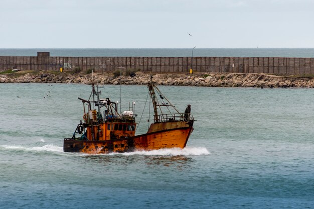 Pequeño barco de pesca en el mar. Industria pesquera.