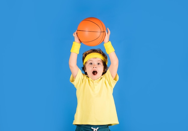 Pequeno basquetebolista equipamentos esportivos esportes ativos estilo de vida basquete treinamento conceito de jogo bonito