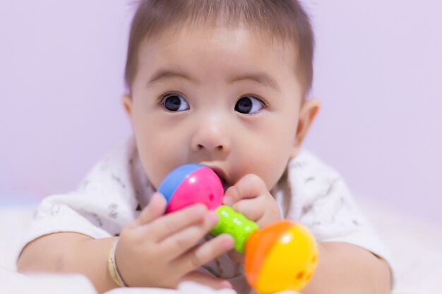 Pequeño bebé de Asia en el dormitorio