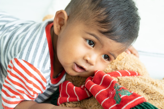 Pequeño bebé asiático lindo