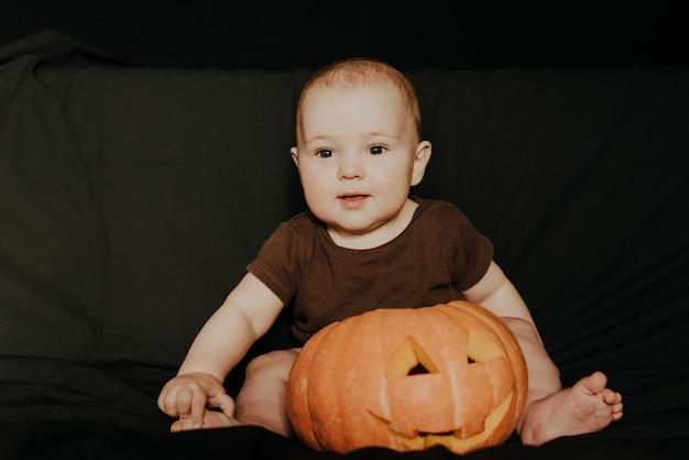 Pequeño bebé con calabaza