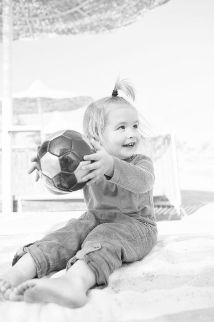 Pequeño bebé con cara feliz verano soleado con pelota