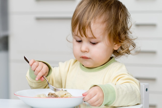 Pequeño bebé comiendo