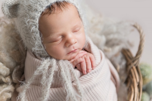 Pequeño bebé durmiendo dulcemente