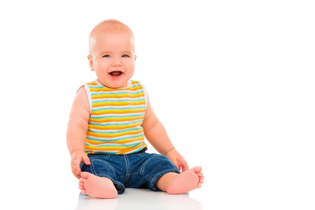 Pequeño bebé feliz aislado sobre fondo blanco.