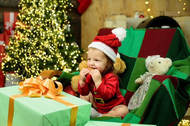 El pequeño bebé con gorro de Papá Noel celebra la navidad niño infantil en año nuevo gorra roja niño disfruta de las vacaciones