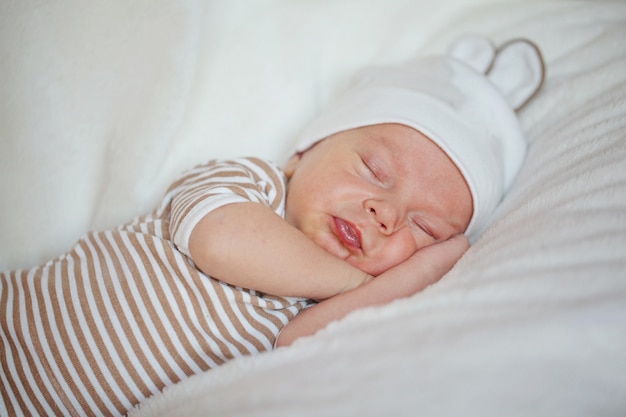 Pequeño bebé lindo recién nacido durmiendo en casa