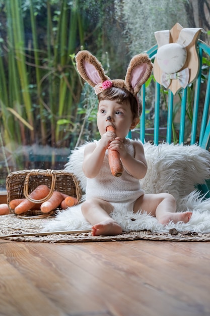 Pequeño bebé lindo vestido como un conejito