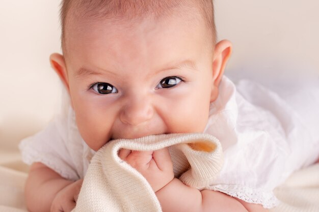 Pequeno bebê recém-nascido bonito infantil dentição