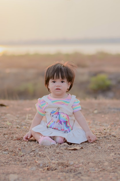 Foto pequeño bebé sentado en el suelo.