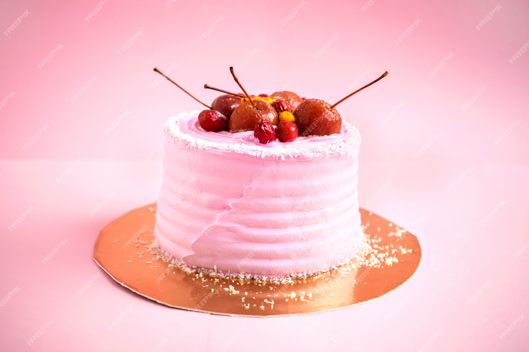 Pequeno bolo de aniversário rosa redondo com frutas mastic e decoração