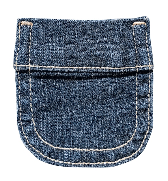 Foto pequeño bolsillo de jeans azul con puntadas blancas aisladas sobre fondo blanco.