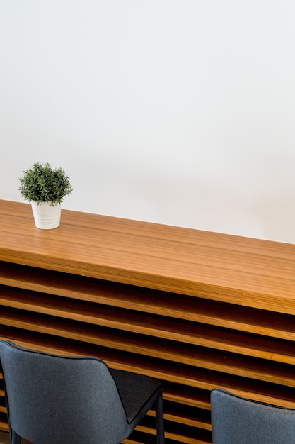 Pequeño bote de árbol en la mesa de madera con fondo blanco