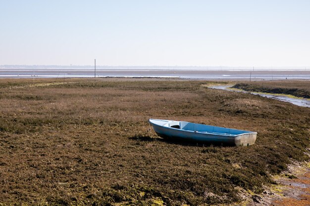 Pequeño bote en marea baja en la bahía de Bassin Arcachon en Francia