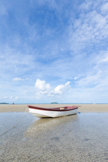 Foto pequeño bote en la playa