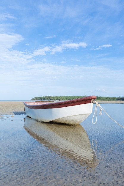 pequeño bote en la playa