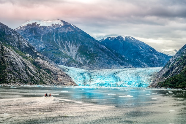 un pequeño bote con turistas a un glaciar en Alaska