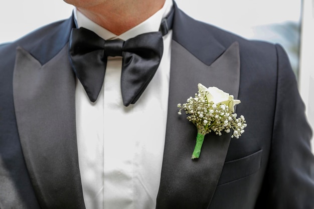 Pequeño boutonniere a una chaqueta