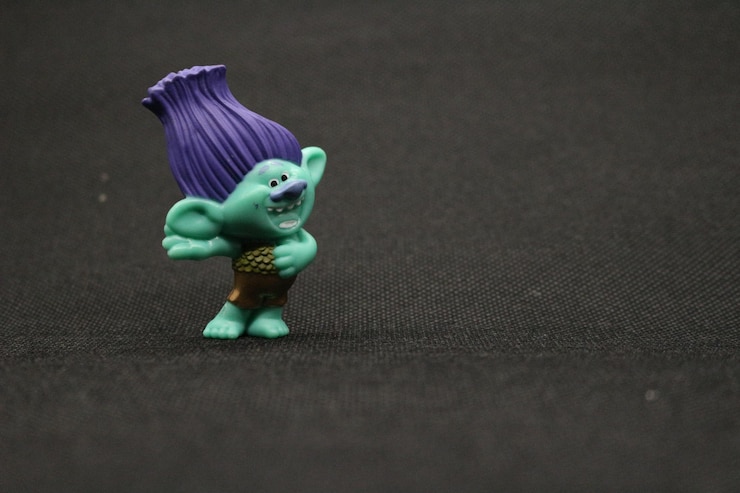 Foto pequeno brinquedo de personagem verde
