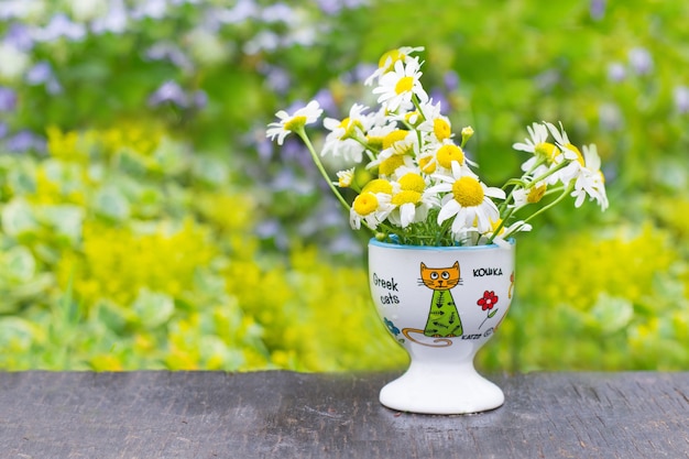 Pequeno buquê de flores de jardim ao ar livre