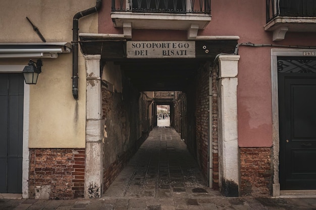 Pequeño callejón en Venecia