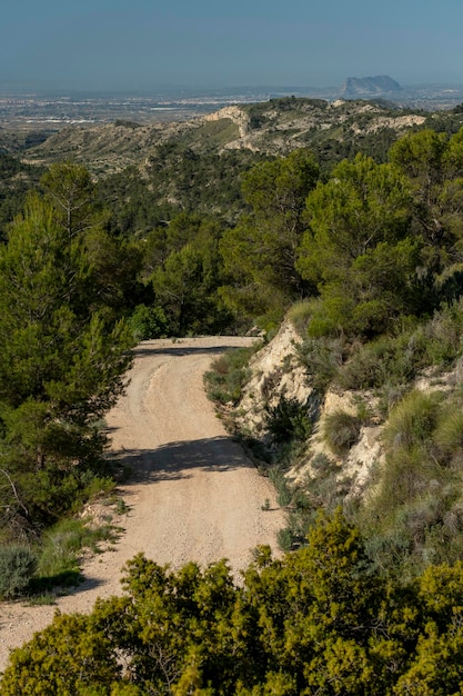 Pequeño camino de montaña de ripio que pasa por encima de una cordillera Costa Blanca Alicante España