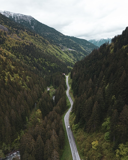 Foto un pequeño camino a través de las montañas en los dolomitas