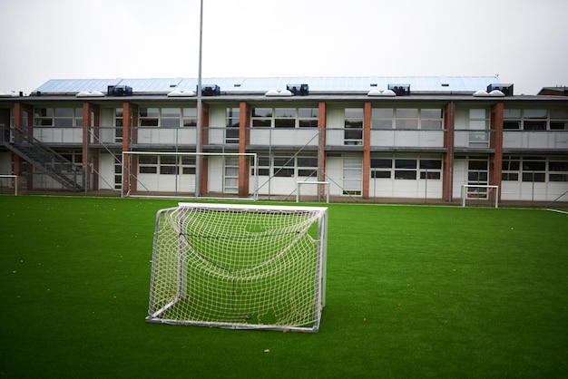 Pequeño campo de fútbol vacío en un día nublado