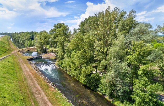 Pequeño canal a lo largo del Rin en Bas-Rhin - Francia, Grand Est