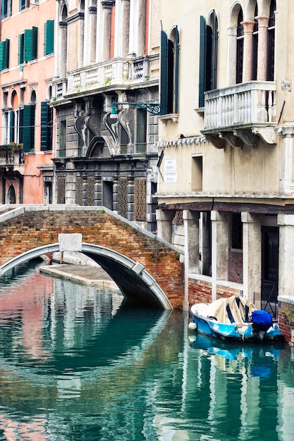 Pequeño canal de Venecia, Italia