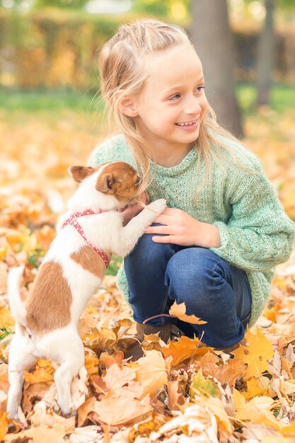 Pequeno cão de raça pura com uma menina caucasiana