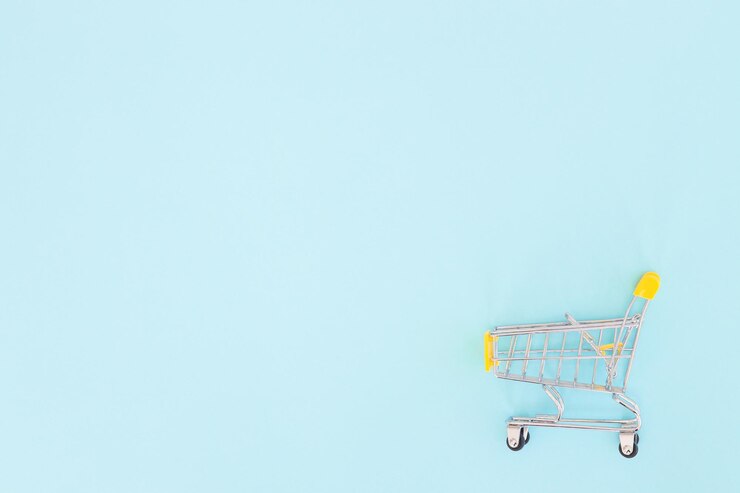 Pequeño carrito de compras sobre fondo azul.
