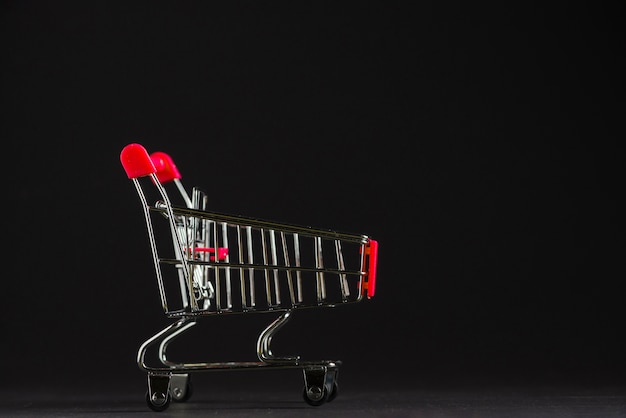 Foto pequeño carrito de compras vacío