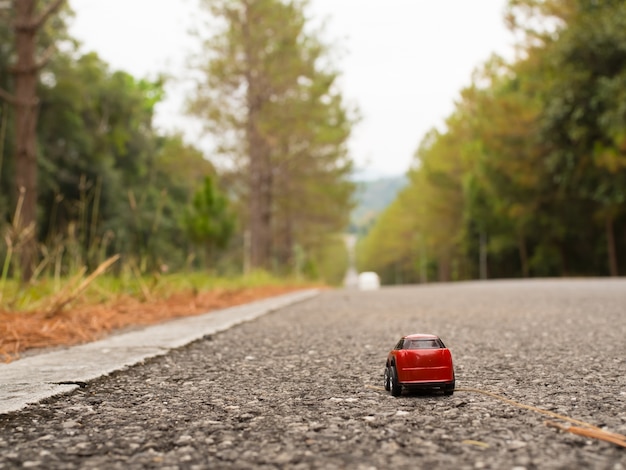 pequeno carro de brinquedo vermelho para viagem viagem para a palavra