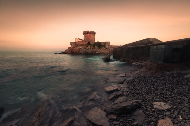 Pequeno castelo rodeado pelo oceano em Sokoa Socoa na baía Donibane Lohitzune Saint Jean de Luz no País Basco