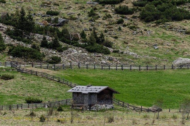 Pequeño chalet en la naturaleza